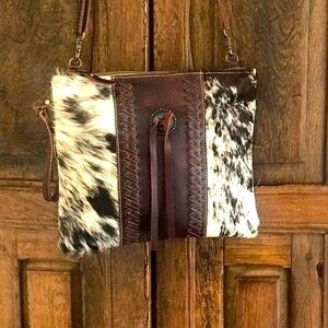 Adorable Hide and leather bag! Country concert, rodeo! Crossbody! Lined inside!